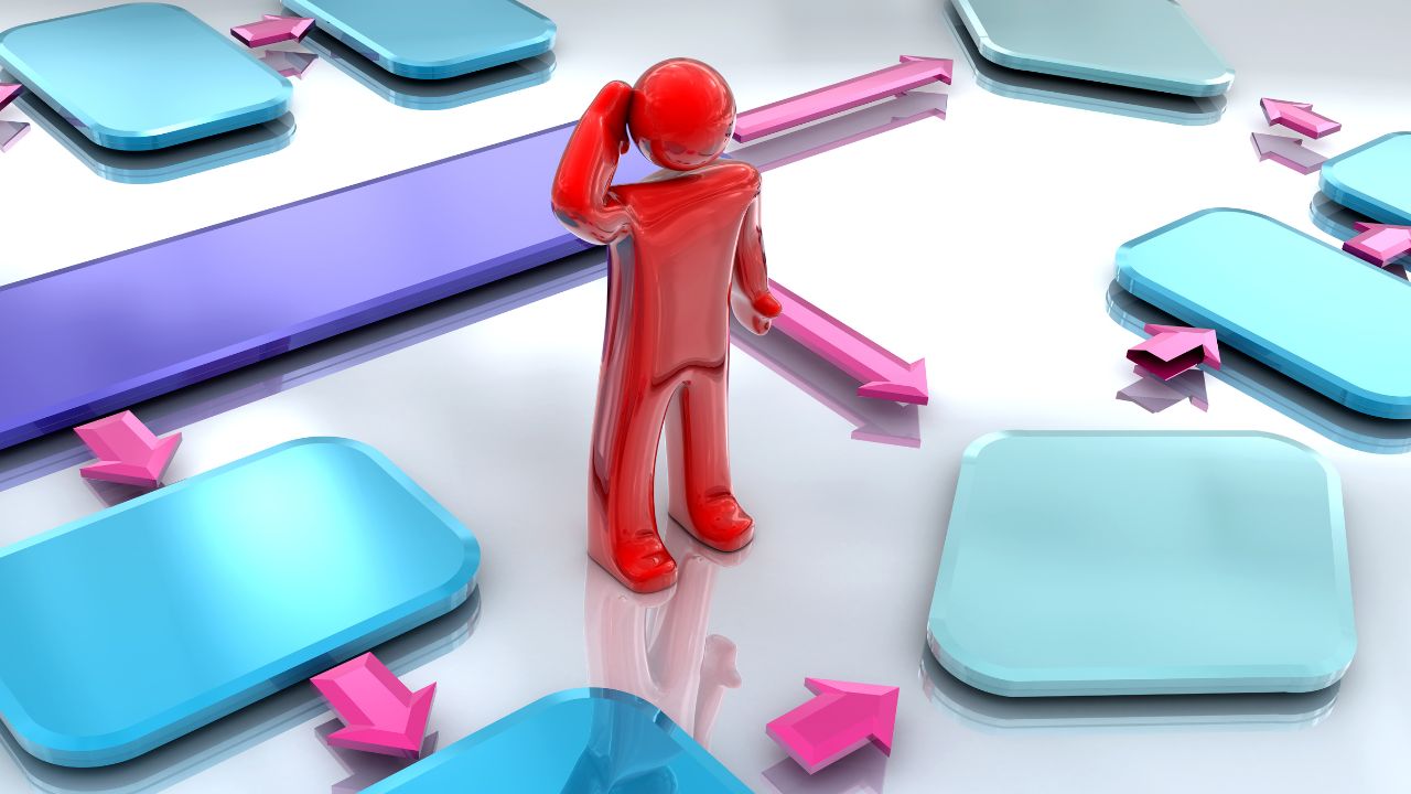 Homem de terno escreve fórmulas matemáticas em uma parede escura coberta de equações, representando a complexidade dos algoritmos.