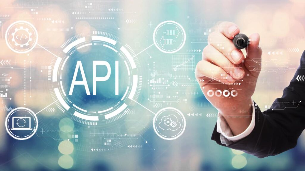 Homem de terno escreve a palavra API em meio a elementos digitais e ícones de conexão representando sistemas integrados.