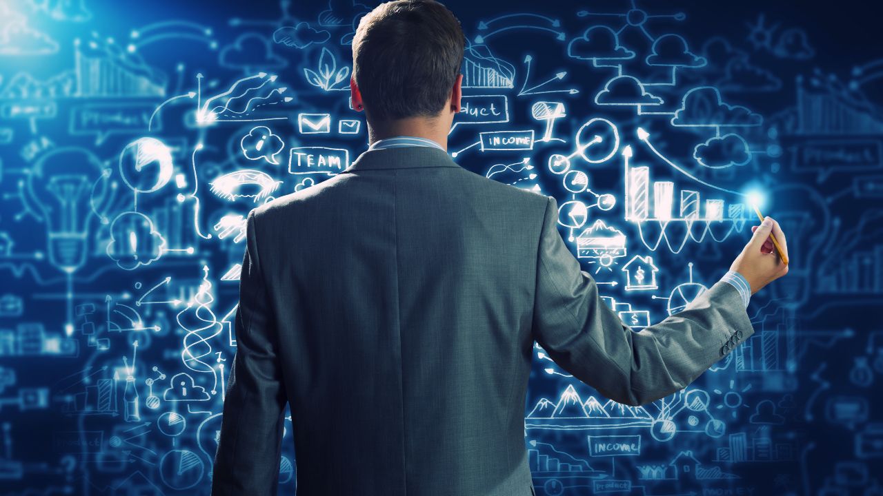 Homem de terno interage com elementos digitais no ar, incluindo gráficos, ícones de nuvem, estatísticas e ideias, simbolizando estratégia e análise de dados.