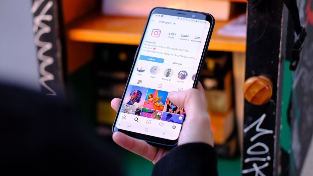 Tela de perfil do Instagram aberta em um smartphone, mostrando a bio, número de seguidores e destaques. Palavra-chave: o que é a bio do Instagram.