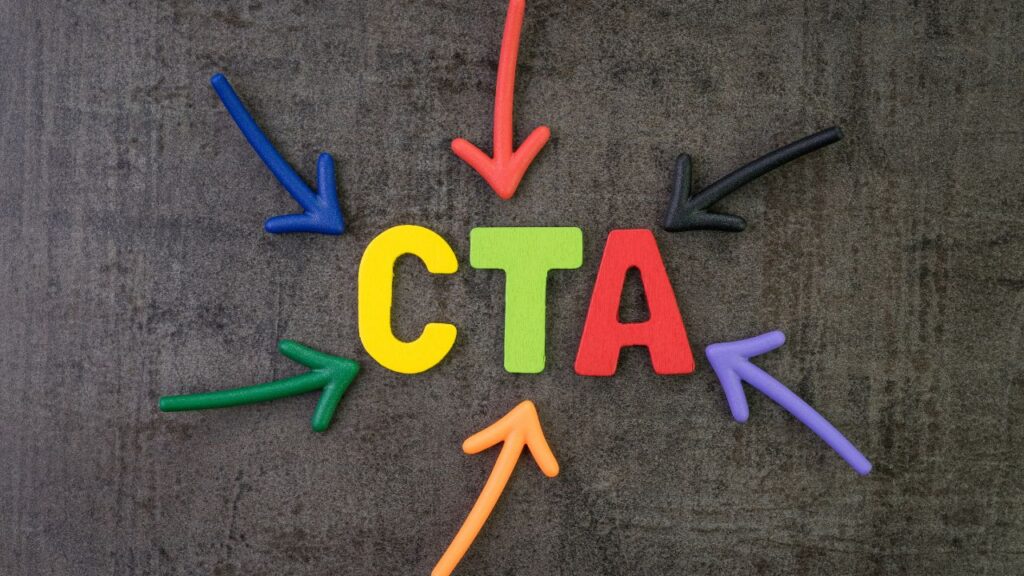 Várias setas coloridas apontam para as letras CTA no centro da imagem sobre fundo escuro. Palavra-chave: o que é o botão CTA.