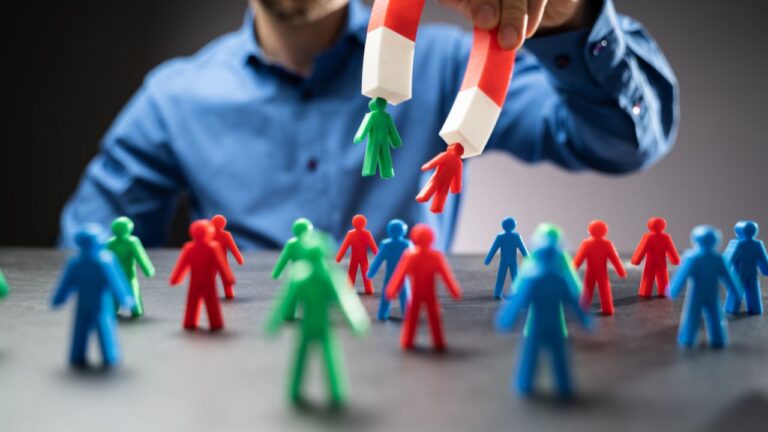 Alerta visual sobre baixa legibilidade em conteúdo de marketing, destacando o uso insuficiente de palavras de transição na nutrição de leads.