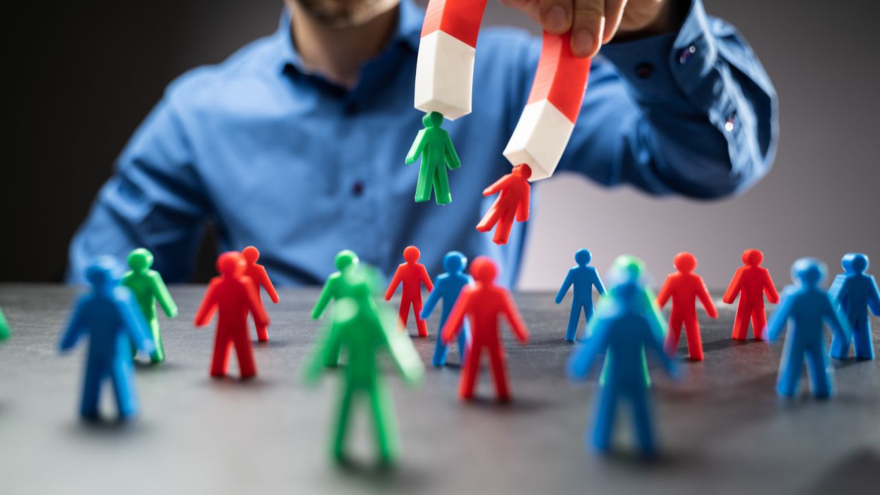 Alerta visual sobre baixa legibilidade em conteúdo de marketing, destacando o uso insuficiente de palavras de transição na nutrição de leads.