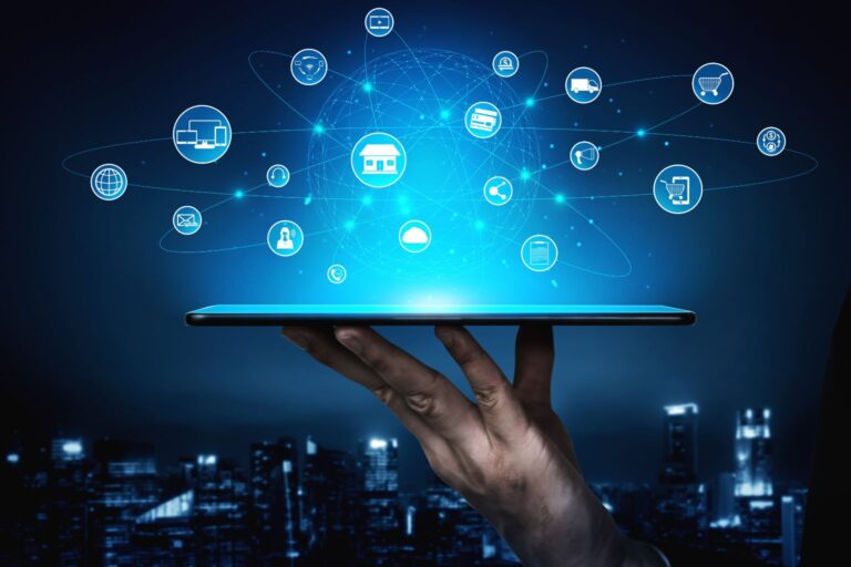 Mão segurando tablet com ícones flutuantes conectados em rede, representando canais de atendimento integrados.