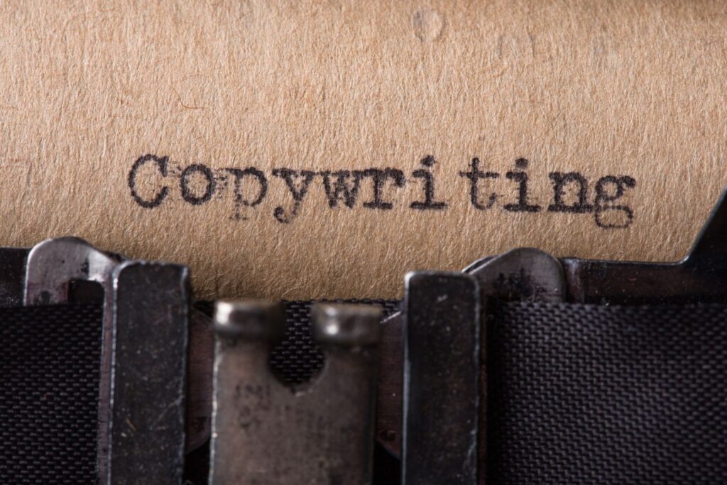 Close de máquina de escrever com a palavra copywriting no papel – copywriting para empresas.