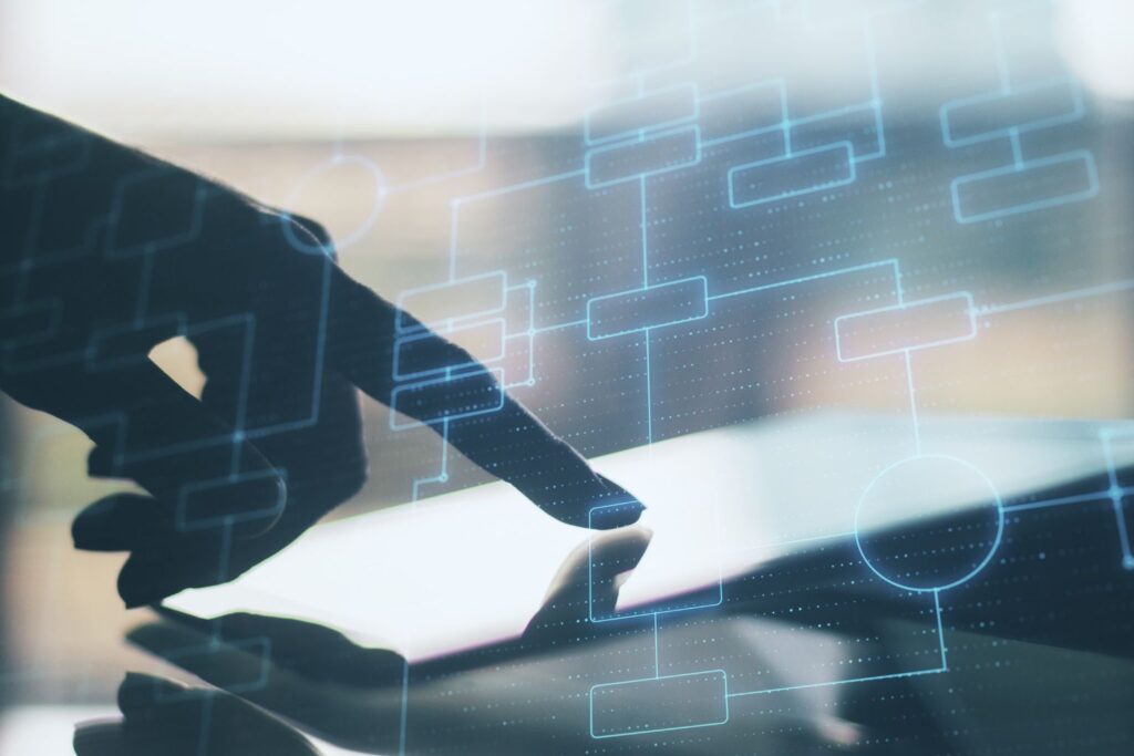 Mão interagindo com tela sensível ao toque com sobreposição de fluxograma, representando navegação em agregador de conteúdo online