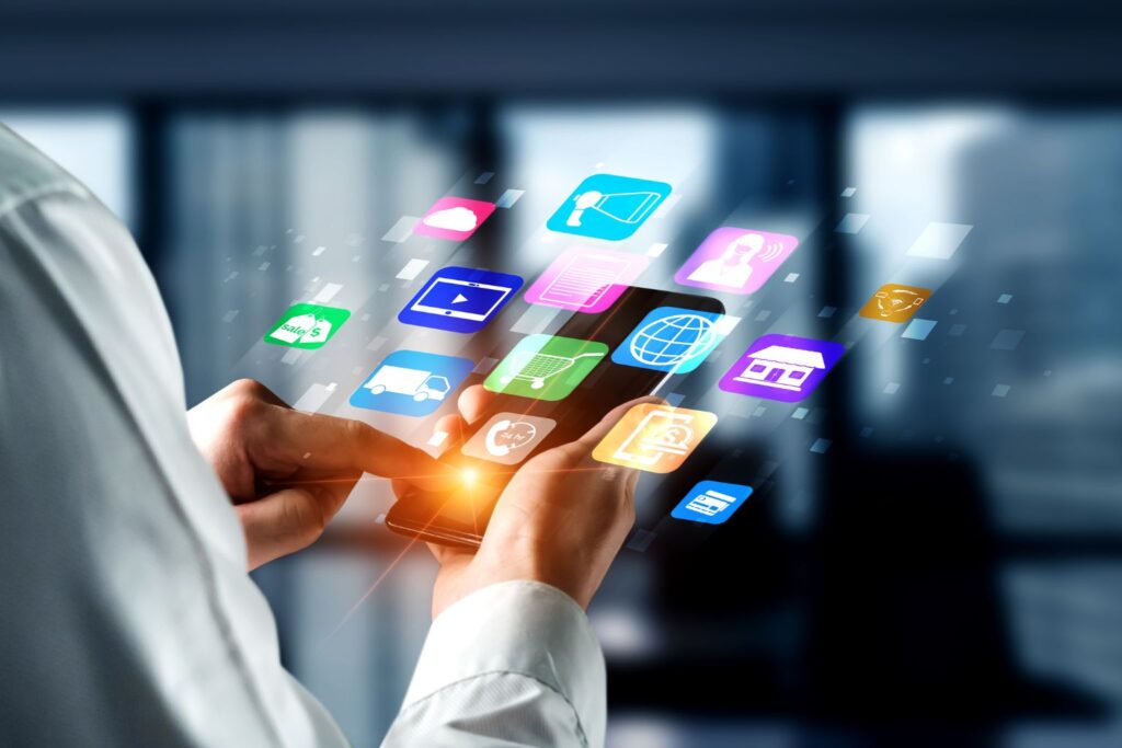 Pessoa interagindo com smartphone enquanto ícones digitais de apps flutuam na tela, demonstrando atendimento omnichannel.