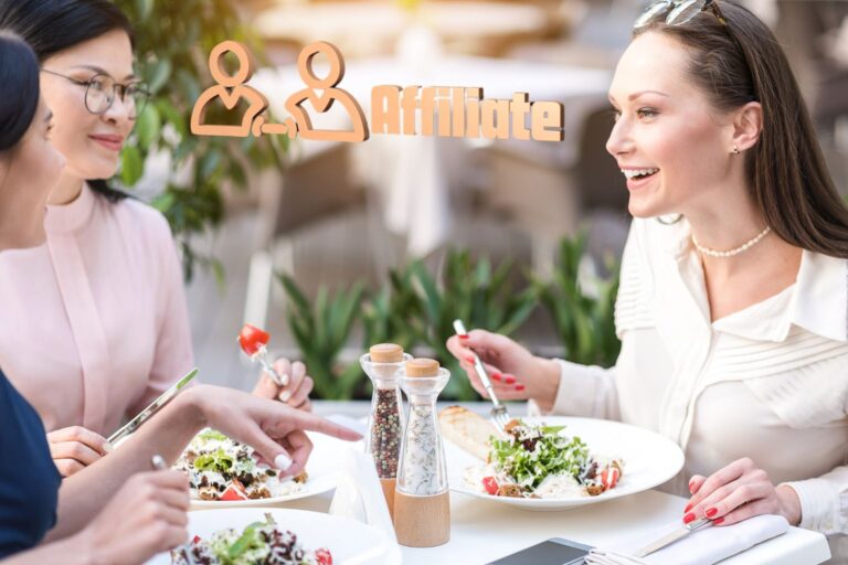 Mulheres conversando em almoço com ícone de afiliado ao fundo. Palavra-chave: afiliado digital.